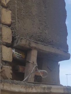 В Сергелийском районе Ташкента с новостройки падают куски кирпичей и цемента