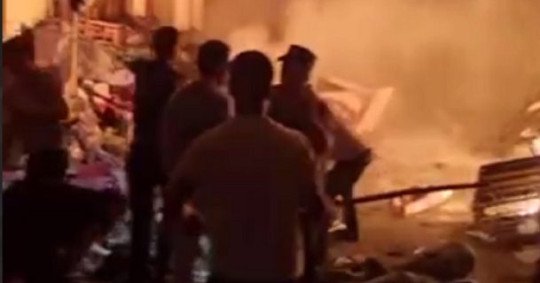Пожар в Коканде: огонь распространяется, мародёры растаскивают товары — видео
