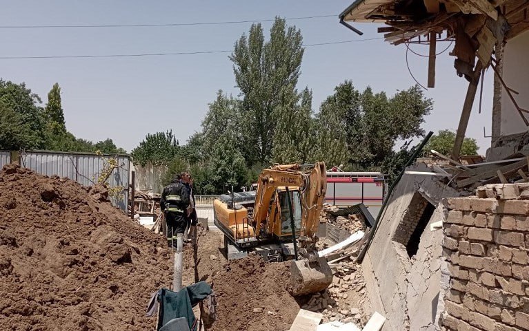 В Ташкенте рухнула часть дома: под завалами оказалась маленькая девочка