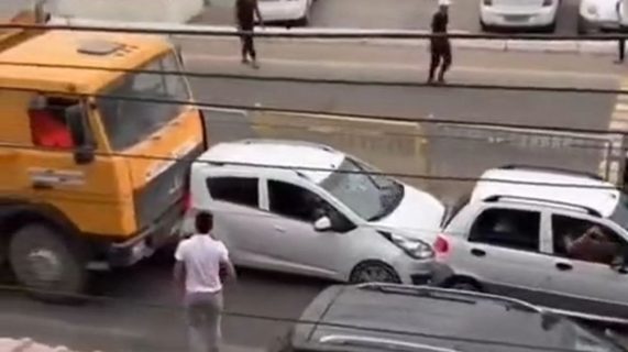 В Ташобласти грузовик из-за отказа тормозов врезался в несколько авто — видео
