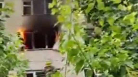 В Фергане пожарные спасли маму с ребёнком из горящей пятиэтажки — видео