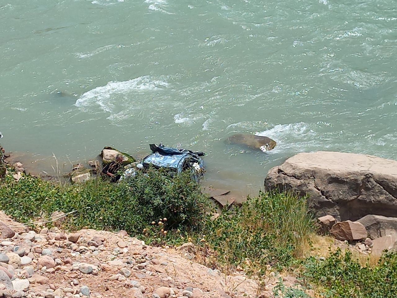 В Сырдарье у 29-летнего водителя случился сердечный приступ: авто упало в реку