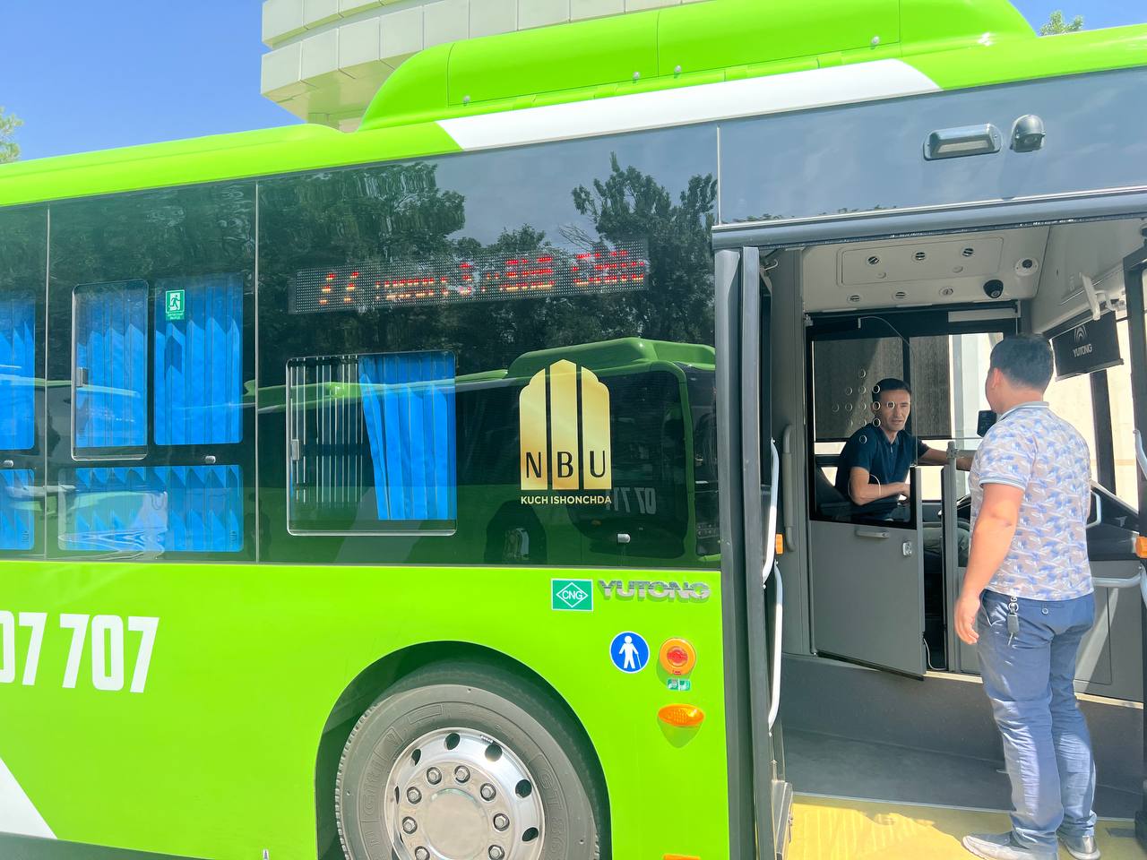 «Отстаивайте права и не платите за проезд»: В Ташкенте водители автобусов требуют деньги с молодежи, несмотря на акцию