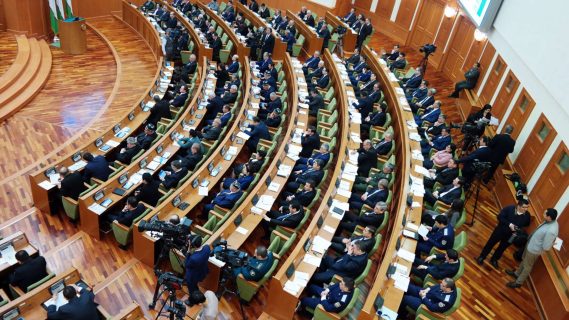 Сколько получают депутаты в Узбекистане?