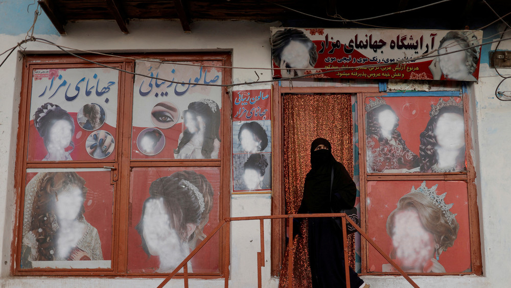 Талибы объявили о закрытии салонов красоты в Афганистане