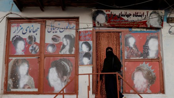 Талибы запретили в Афганистане салоны красоты