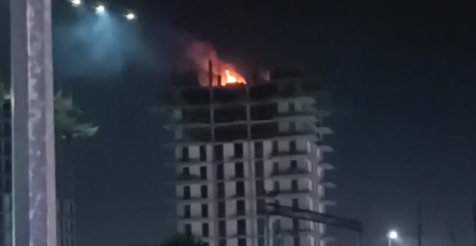 В Ташкенте загорелась высотка — видео