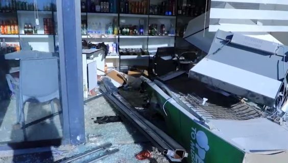 В Навои пьяный водитель протаранил алкогольный магазин — видео