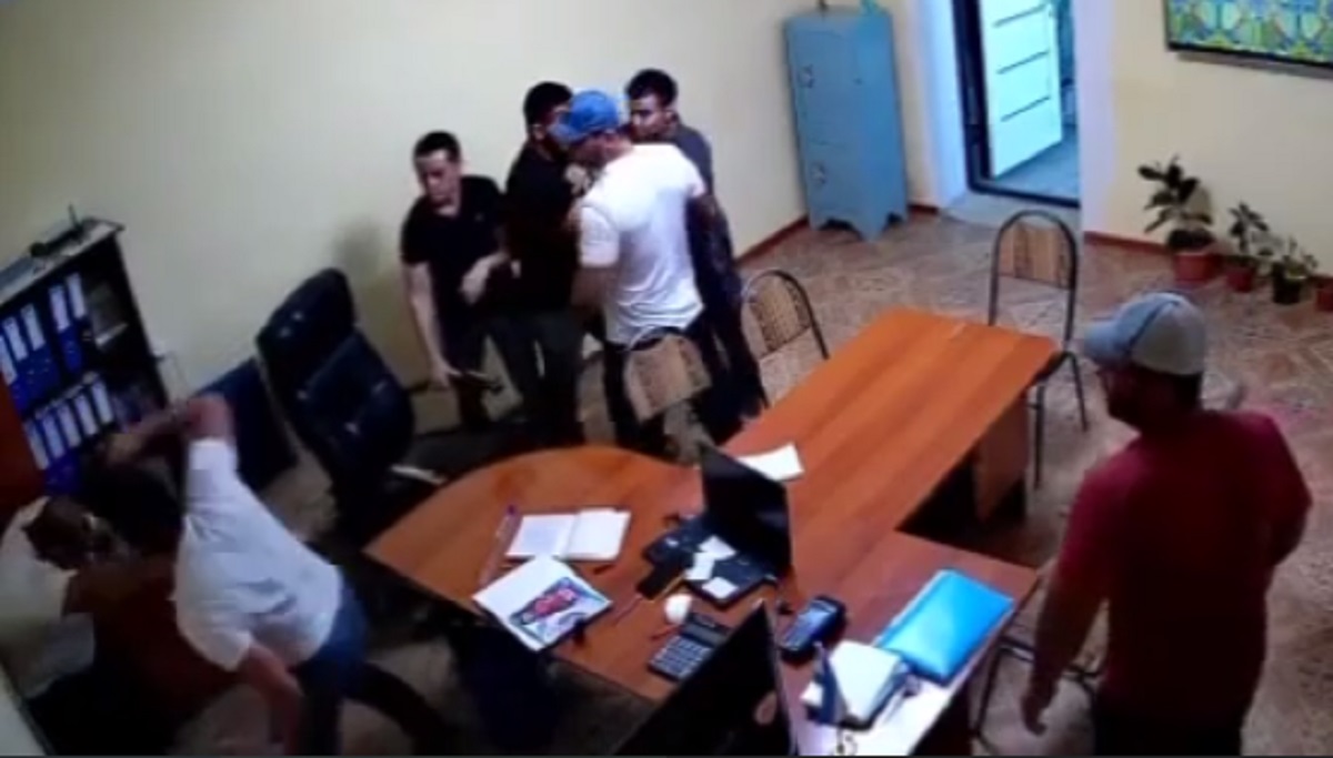 В Кашкадарье избили начальника рынка — видео