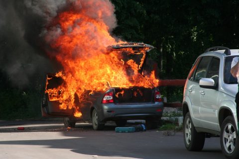 Как сберечь авто от возгорания и что делать во время пожара в машине — советы МЧС