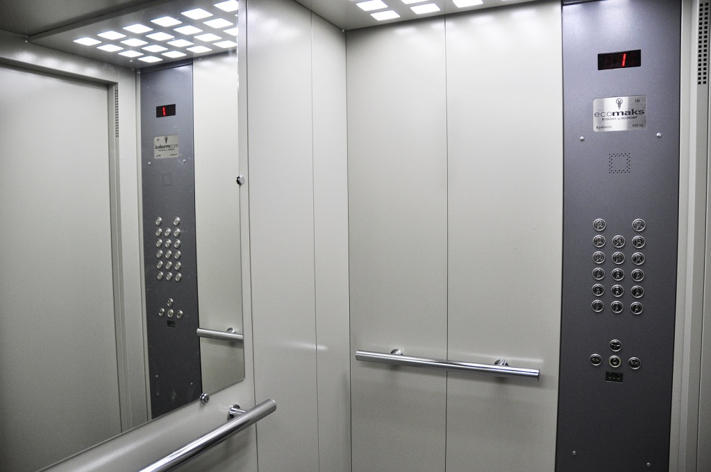 Возбуждено уголовное дело по факту смерти женщины в лифте новостройки