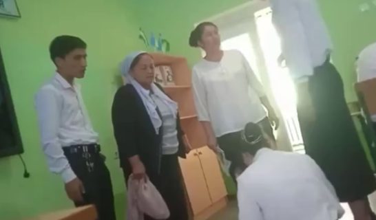 Директор школы наорала на ученицу и стянула с неё платок — видео