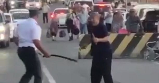 Мужчина с ножом угрожал сотрудникам ОВД, те избили его дубинкой по голове — видео