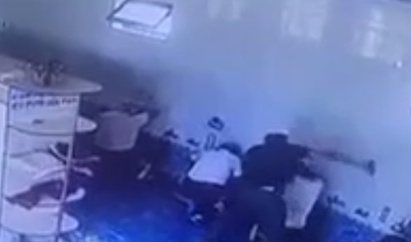 В Фергане на мужчину напали с ножом в мечети — видео