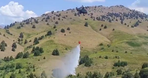 Военные вертолеты потушили пожар в горах — видео