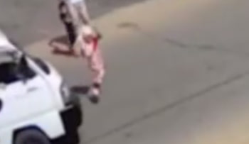 В Намангане водитель Damas «налетел» на маленькую девочку — видео