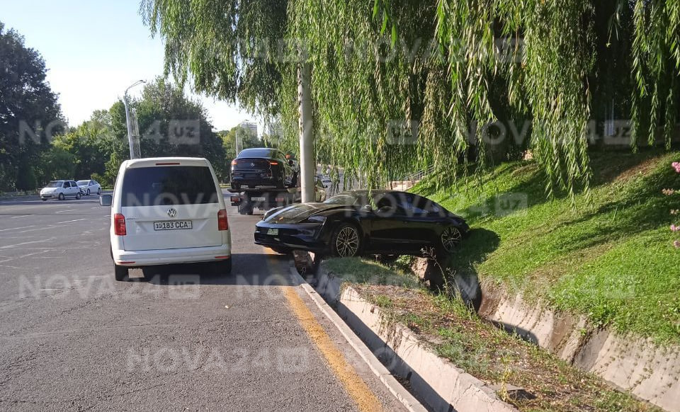 Porsche в арыке: в Ташкенте разбились люксовые авто — фото