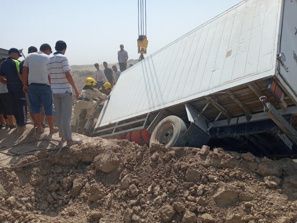 В Кашкадарье люди застряли в раскореженой кабине грузовика