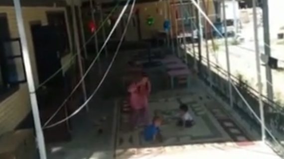 В Ташобласти воспитательница семейного детсада тапком избила ребенка — видео