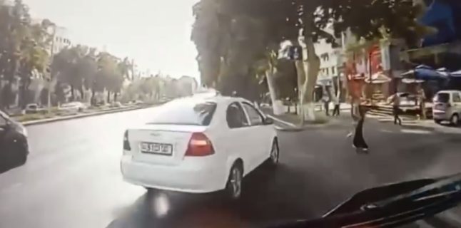 В Ташкенте пассажир электробуса уехал с травмами на скорой помощи после резкого торможения — видео
