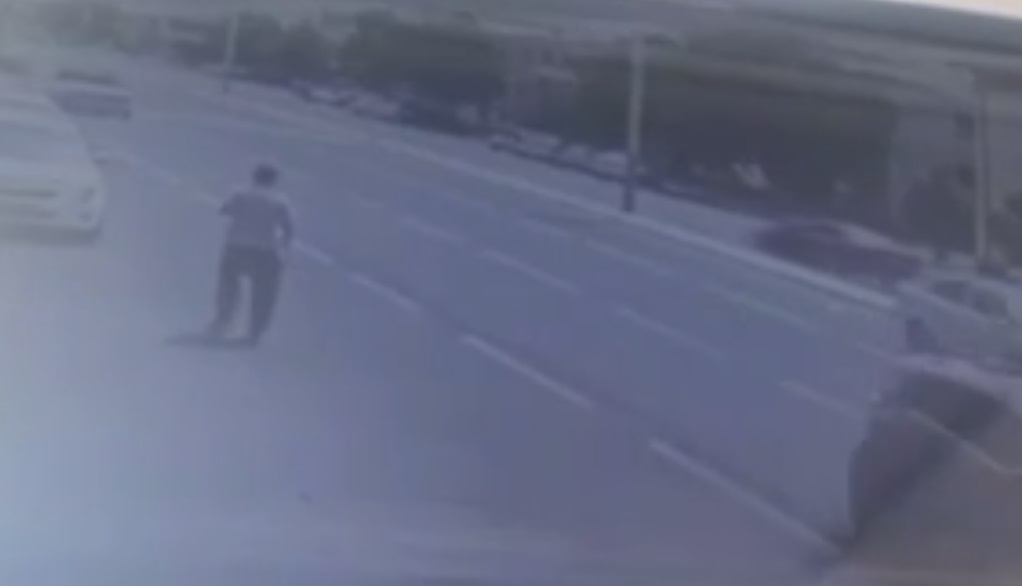 В Бухаре водитель на скорости снёс капитана ОВД — видео