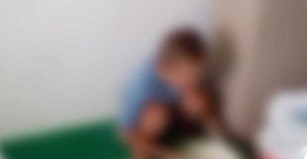 В Каракалпакстане женщина избивала и издевалась над ребенка в отместку мужу — видео