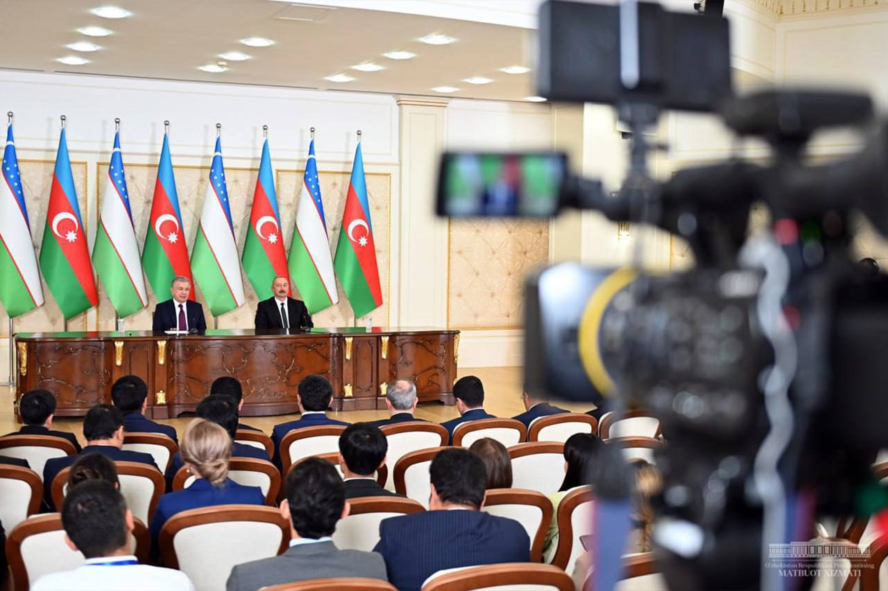 Президент Узбекистана выступил перед азербайджанскими журналистами