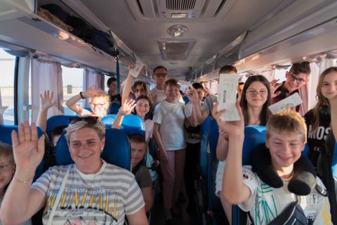 В Узбекистан прибыли дети из Украины на отдых и реабилитацию
