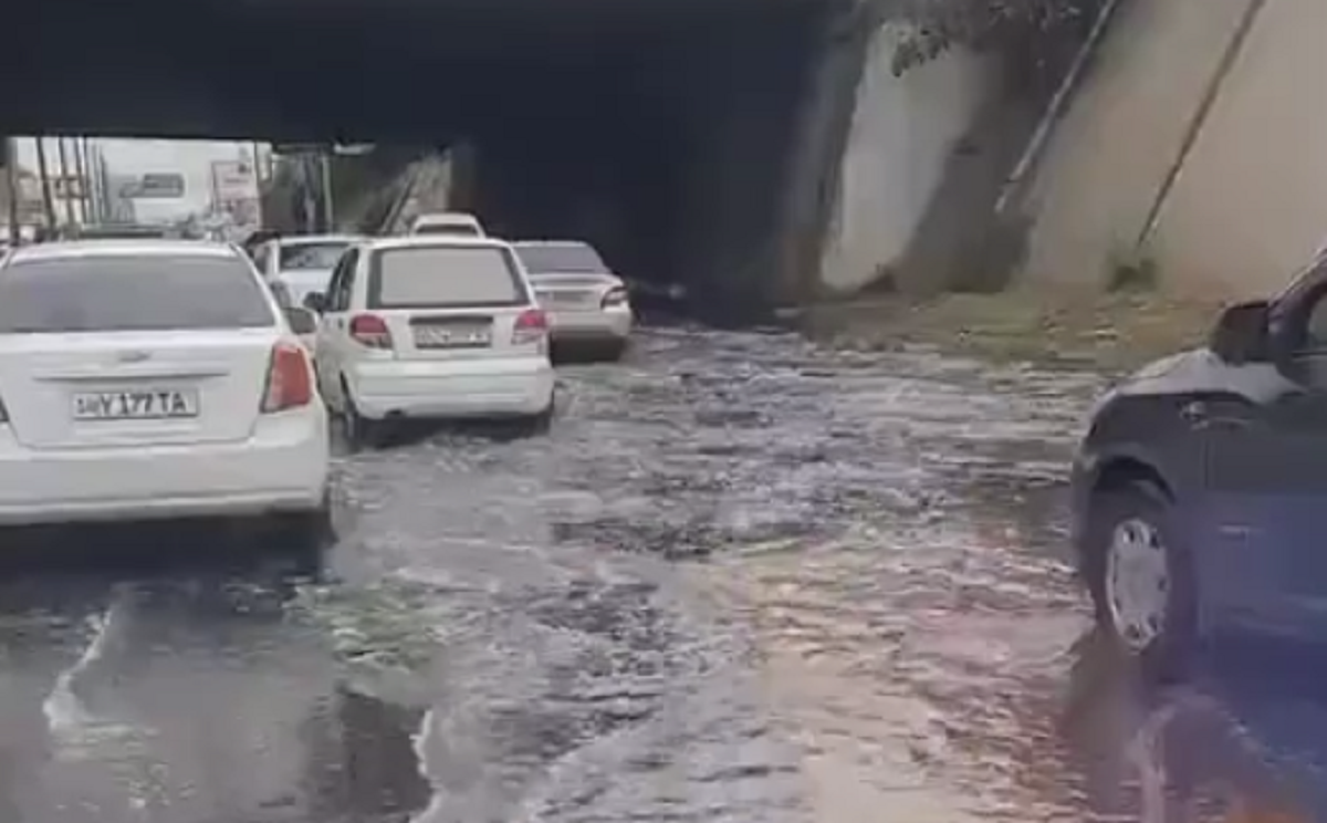 Летний дождь в Ташкенте обернулся потопом на дорогах — видео