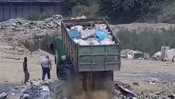 В Ташобласти водитель мусоровоза выбросил мусор возле канала — видео