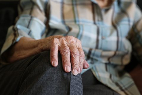 Пенсионеров захотели проверять по отпечаткам пальцев