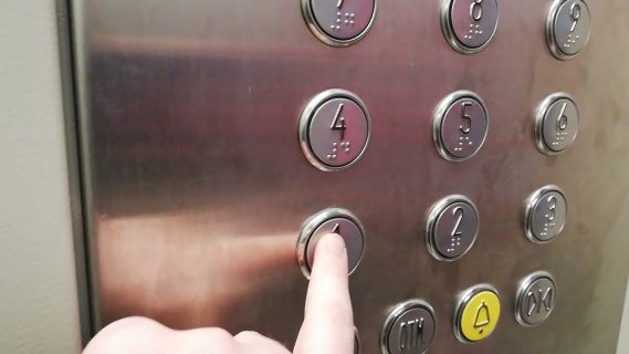 В Ташкенте снова застряли люди в лифте новостройки