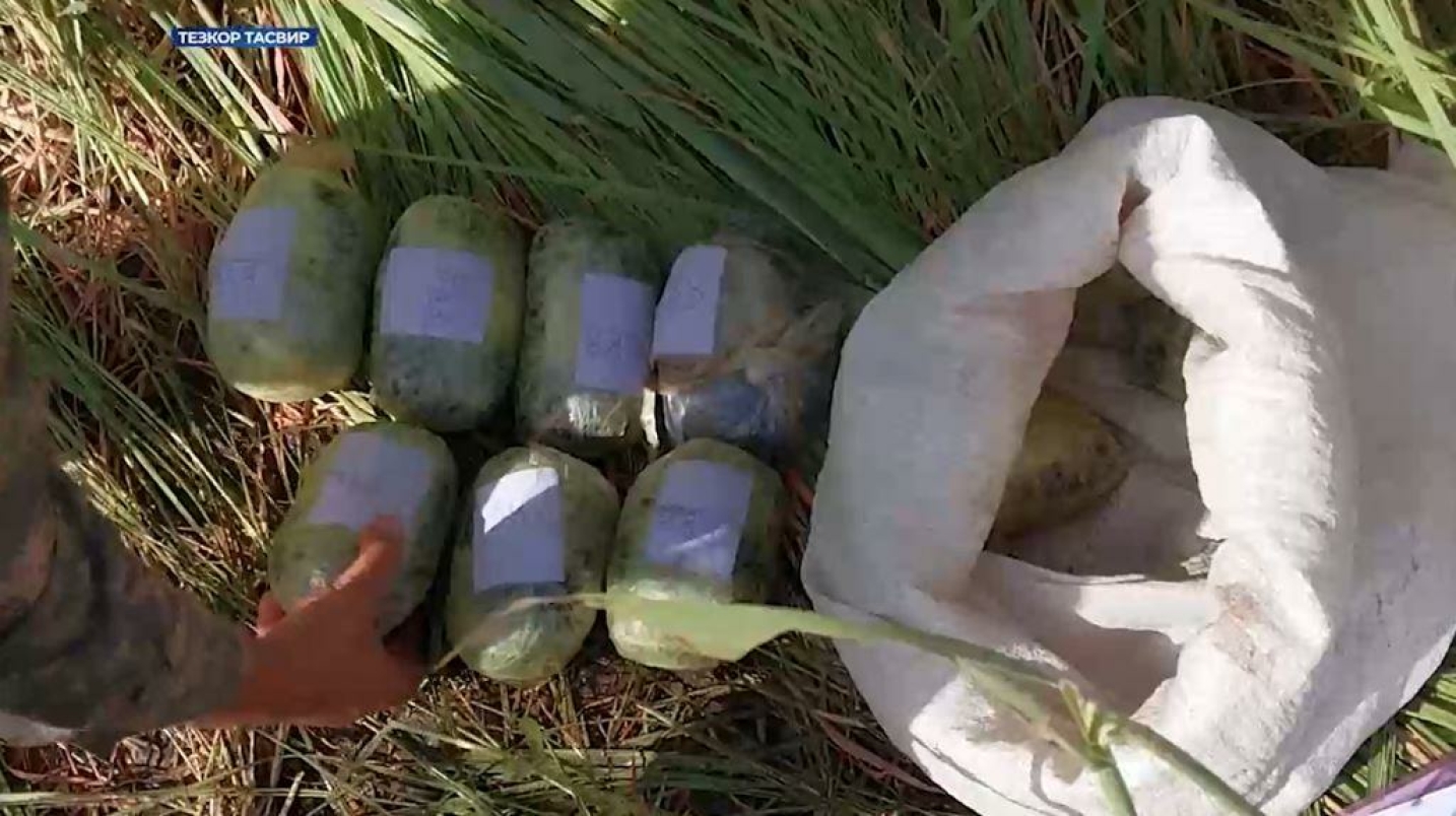 Правоохранители выловили из реки Амурдарья мешок наркотиков
