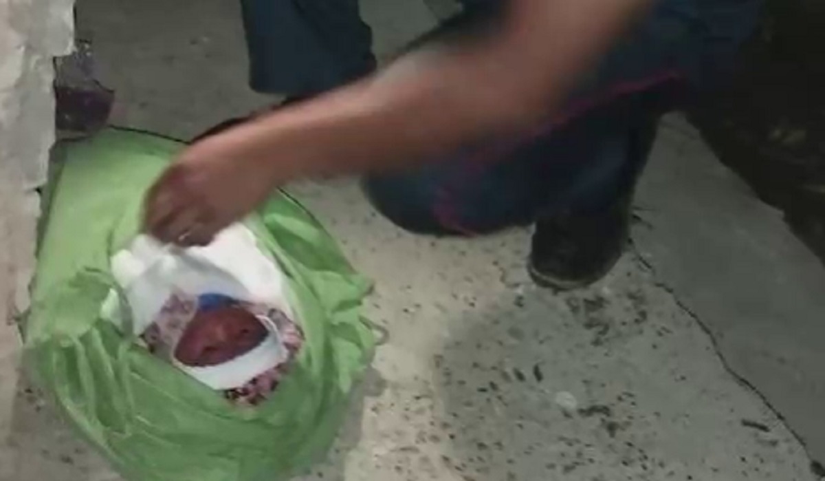 В Бухаре женщина выкинула на улицу младенца в пакете из «Ашана» — видео