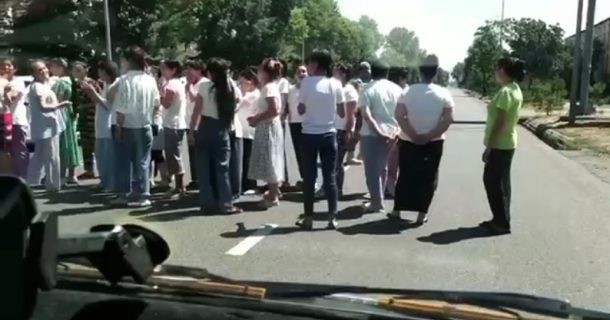 В Ангрене женщины перекрыли дорогу с протестом против шестидневки на работе — видео