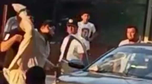 «Звездочки поставьте»: В Фергане мужчина обиделся на водителя такси и кирпичом разбил ему машину — видео
