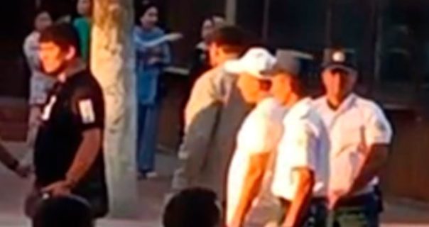 В Фергане уволили правоохранителей, наблюдавших за тем, как мужчина кирпичом крушит автомобиль