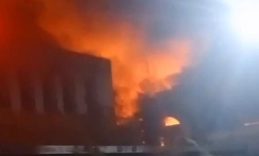 В Намангане вспыхнул крупный пожар на рынке — видео
