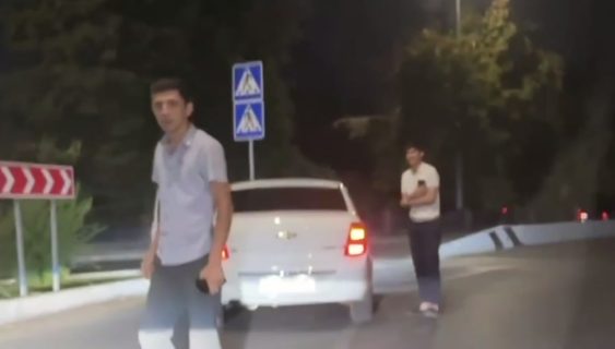 В Ташкенте парень, обиженный отказом девушек в знакомстве, решил побить автомобиль — видео