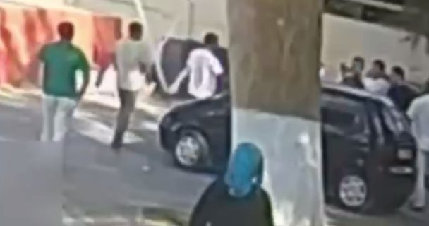 В Фергане мужчина избил начальника жены за замечание о пропуске работы — видео