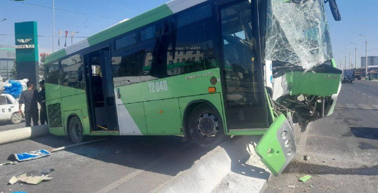 В Ташкенте автобус попал в серьезное ДТП — видео