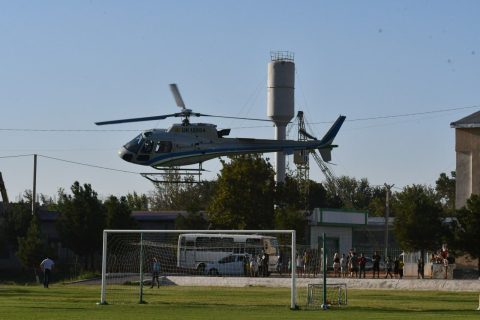 «Неожиданный гость»: Во время футбольного матча на поле сел вертолет