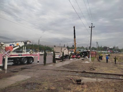 В Ангрене грузовик протаранил три автомобиля и устроил крупное ДТП — видео