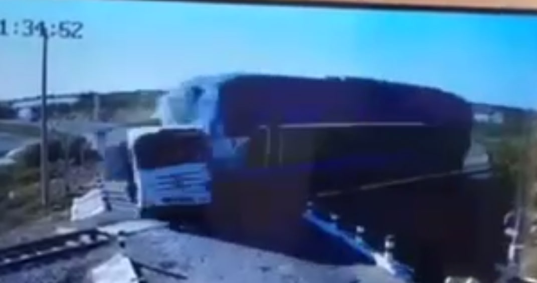В Бухаре поезд снес грузовик — видео