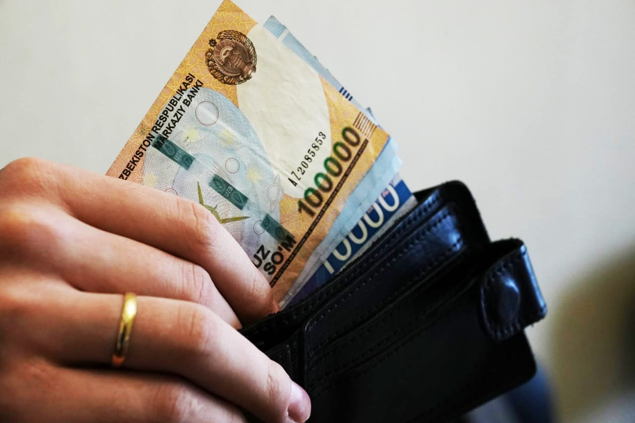 Узбекистанцы понесли деньги в банки