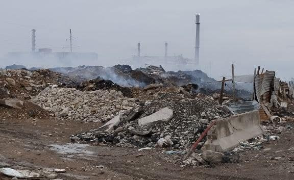В Ташкенте горящая свалка отравляет жизнь местных жителей — видео