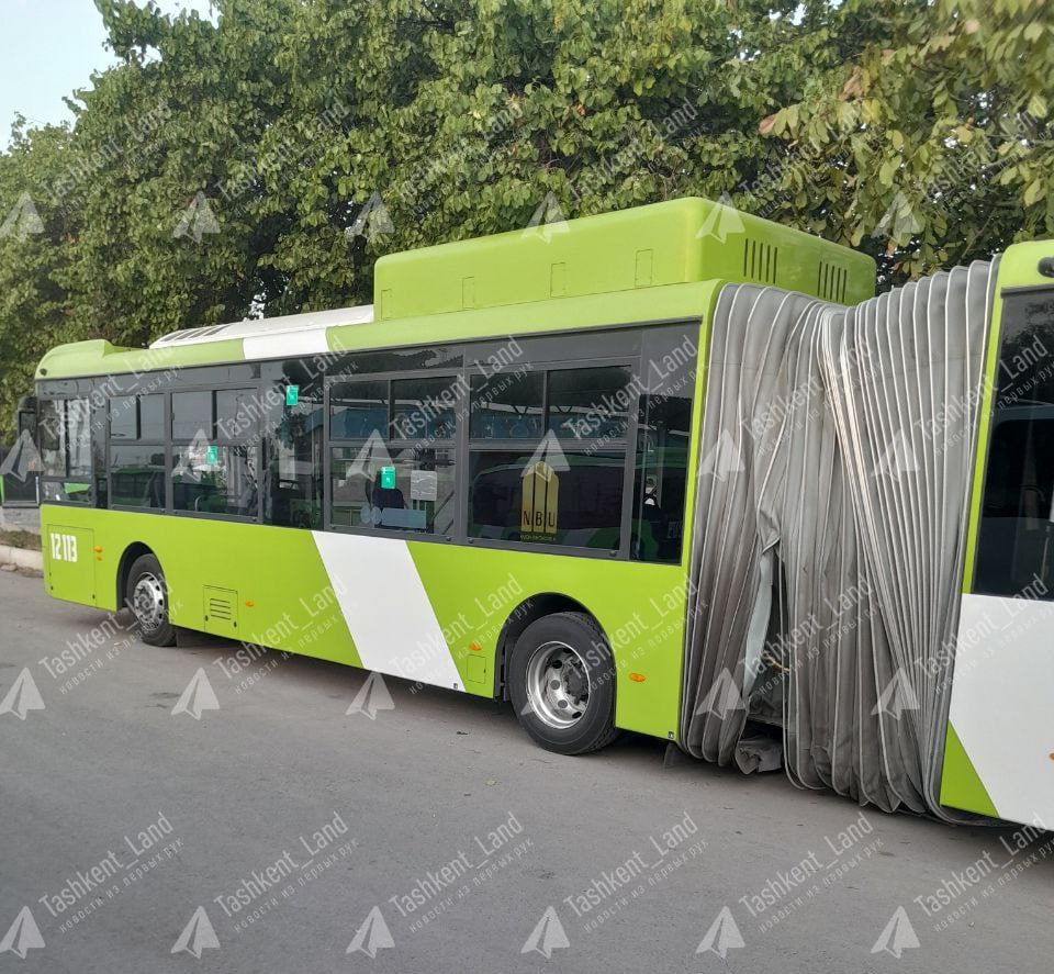 «Не долго музыка играла»: в Ташкенте порвался автобус-гармошка