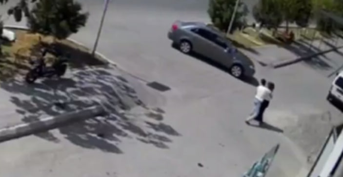 В Маргилане парень среди бела дня пытался похитить девушку — видео