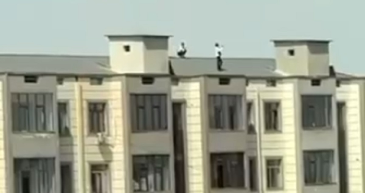 В Ташкенте школьники забрались на крышу многоэтажки и поплатились — видео