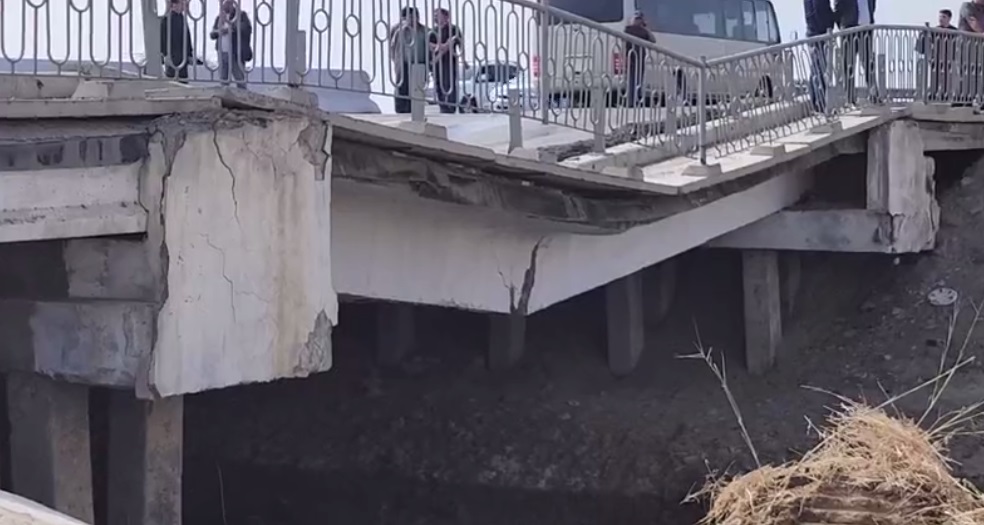 Мост по дороге «Ташкент-Термез» обрушился через три года после реконструкции — видео